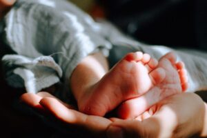 Νέα μυστηριώδης υπόθεση νεκρού βρέφους με μελανά σημεία στη πραγματογνωμοσύνη