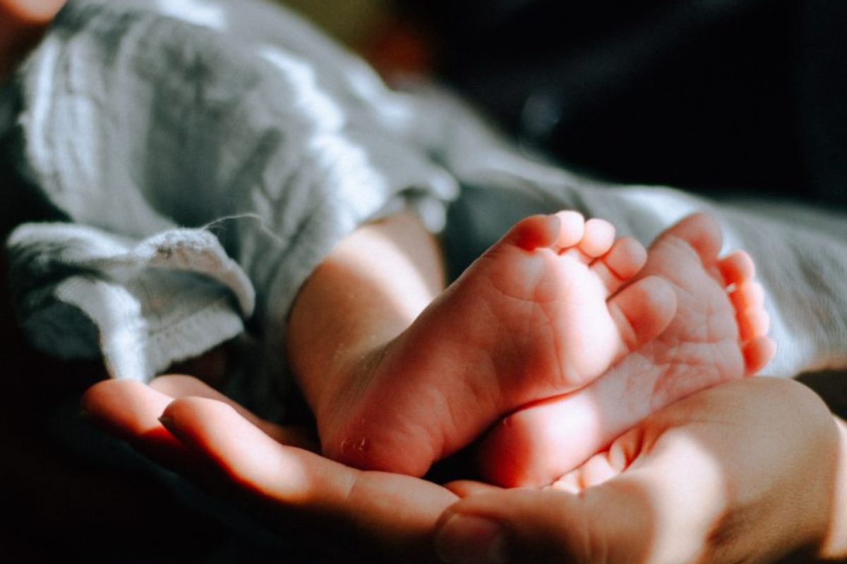 Νέα μυστηριώδης υπόθεση νεκρού βρέφους με μελανά σημεία στη πραγματογνωμοσύνη