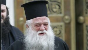 Σάλος με πασίγνωστο Μητροπολίτη που γονάτισε μπροστά σε πασίγνωστο πάμπλουτο εφοπλιστή και τον «προσκύνησε»