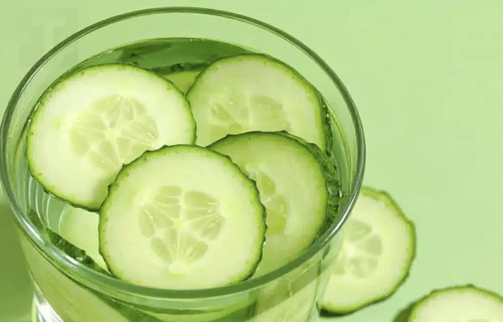 Αν πίνετε νερό με αγγούρι κάθε πρωί, να τι θα συμβεί στο σώμα σας