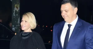 Όλοι την κοιτούσαν στα πόδια: Η Τζένη Μπαλατσινού στο πλευρού του συζύγου της φορώντας τις γόβες που τρέχουν όλες να αγοράσουν