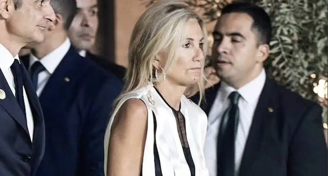 H Μαρέβα τους τάπωσε όλους: Η αποστομωτική απάντηση της για το φόρεμα σφουγγαρίστρα-χαρτί υγείας που προκάλεσε σάλο