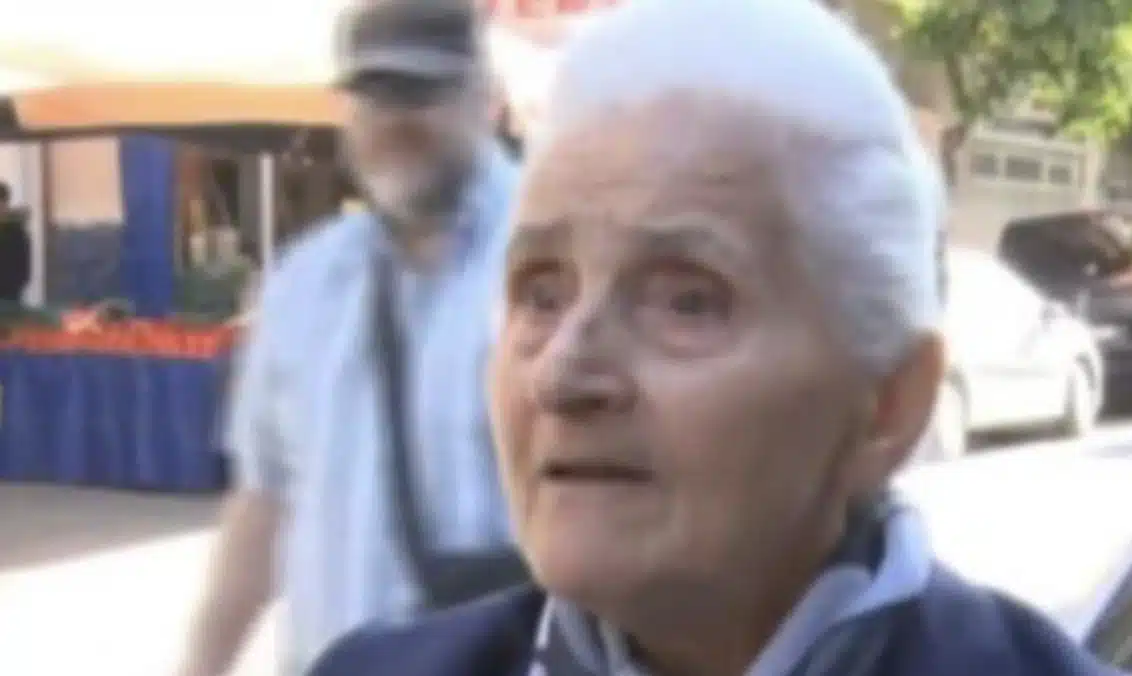 Σύμβολο η γιαγιά που βγήκε στον Λαζόπουλο και τα είπε σταράτα: Κόλλησε τους πολιτικούς στον τοίχο – «Με 360 ευρώ περνάει αυτός;»
