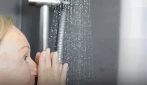 Πόσο συχνά πρέπει να κάνετε μπάνιο μετά τα 65 (και γιατί το να πλένεστε συχνά μπορεί να είναι επικίνδυνο)