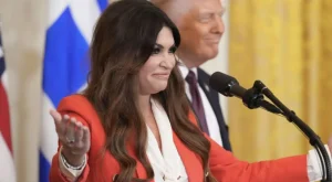 Δήλωση-βόμβα για την Κίμπερλι Γκίλφοϊλ από την πρεσβεία της Κίνας στην Ελλάδα