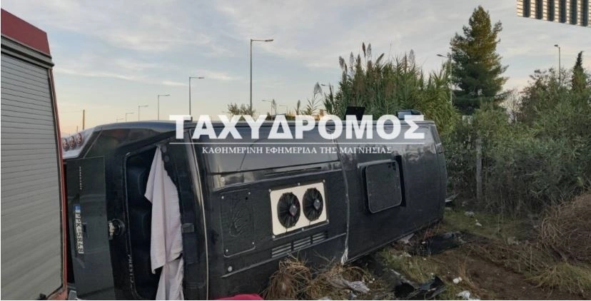 Βελεστίνο: Ανατροπή λεωφορείου με 40 επιβάτες στην παλιά Εθνική Οδό – 10 τραυματίες