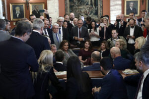 Χαλαρός και χαμογελαστός ο Μητσοτάκης – Έμαθε τα ευχάριστα νέα και είναι μέσα στη τρελή χαρά