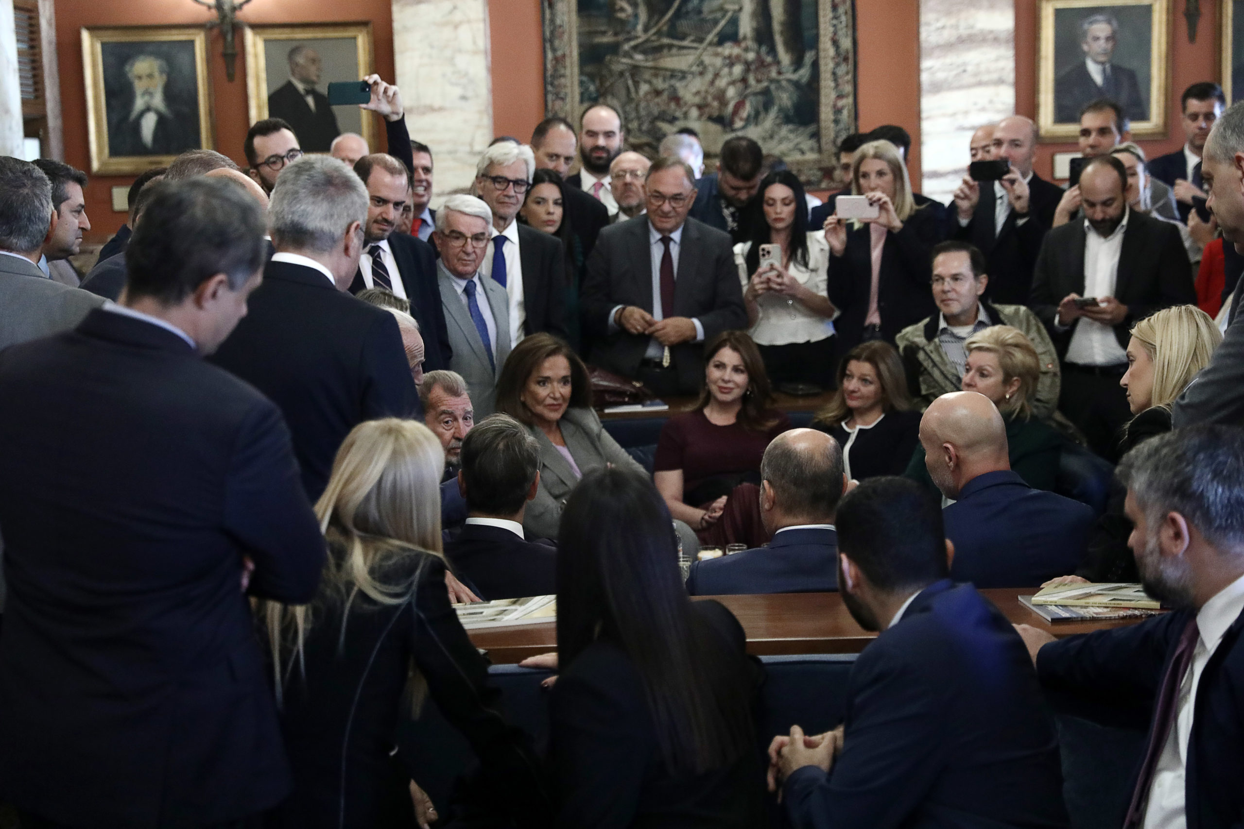Χαλαρός και χαμογελαστός ο Μητσοτάκης – Έμαθε τα ευχάριστα νέα και είναι μέσα στη τρελή χαρά