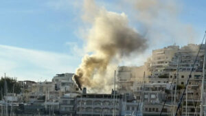 Καίγεται πασίγνωστο εστιατόριο στη χώρα – Γέμισε ο τόπος καπνούς, τρέχουν να προλάβουν οι Πυροσβέστες