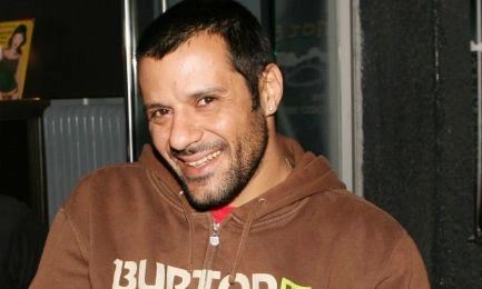 Όσοι πήγαν χθες στο θέατρο «Εν Αθήναις»… έτριβαν τα μάτια τους: Πασίγνωστος Έλληνας ηθοποιός που έχει «εξαφανιστεί» εδώ και 12 χρόνια, επέστρεψε