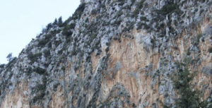 Τραγωδία: Λεωφορείο έπεσε σε γκρεμό 300 μέτρων – 16 νεκροί και δεκάδες τραυματίες