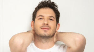 Μόλις το αποκάλυψε πασίγνωστος τραγουδιστής δημόσια: «Είμαι γκέι, ανακουφισμένος, χαρούμενος και περήφανος»