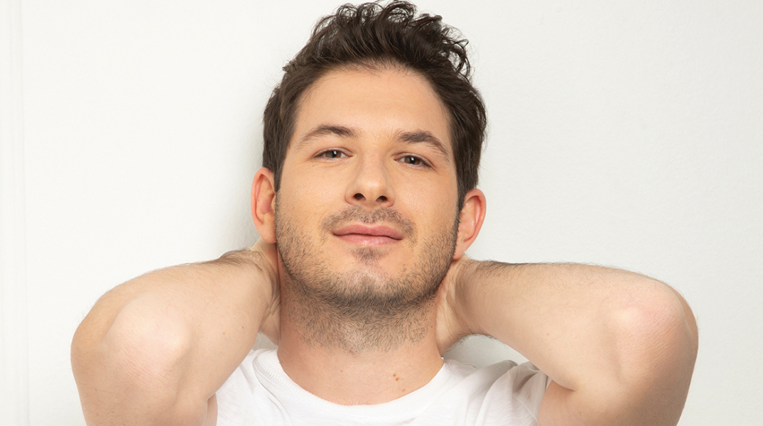 Μόλις το αποκάλυψε πασίγνωστος τραγουδιστής δημόσια: «Είμαι γκέι, ανακουφισμένος, χαρούμενος και περήφανος»