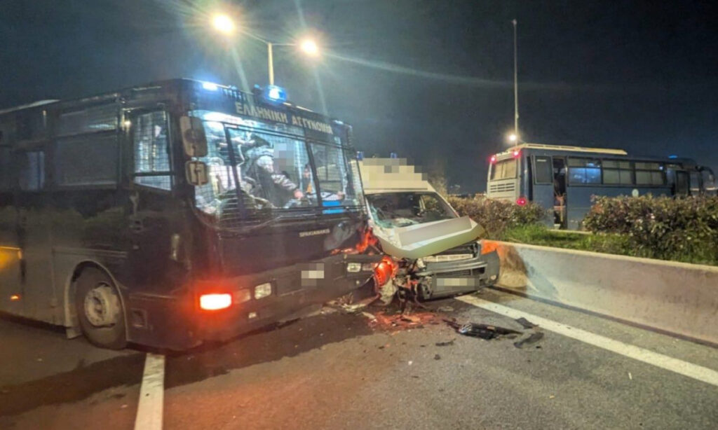 ΑΣΘΕΝΟΦΟΡΟ ΕΠΕΣΕ ΠΑΝΩ ΣΕ ΑΓΡΟΤΙΚΟ ΜΠΛΟΚΟ