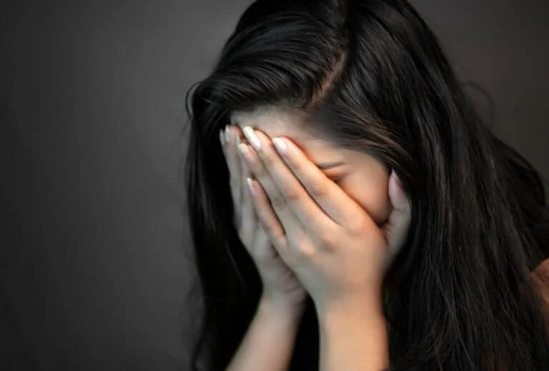 Χαμός στο Βόλο με 20χρονη πάνω στην πpάξη – Μεταφέρθηκε στο Νοσοκομείο