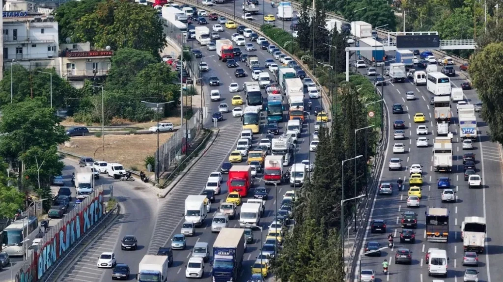 Βούλιαξαν με αμάξια οι δρόμοι – Που υπάρχουν τα μεγαλύτερα προβλήματα