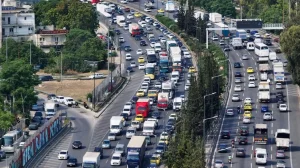 Βούλιαξαν με αμάξια οι δρόμοι – Που υπάρχουν τα μεγαλύτερα προβλήματα