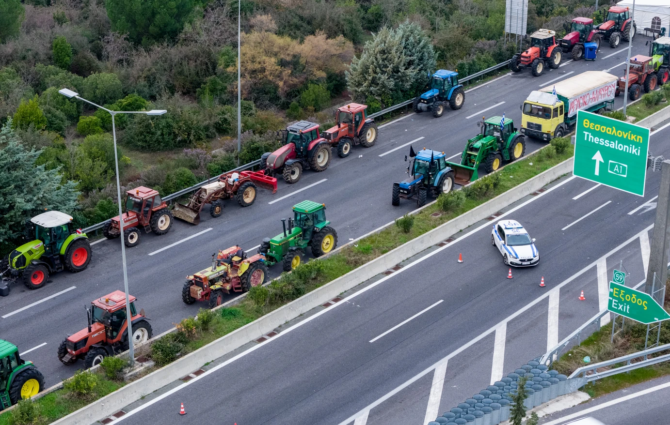 ΕΚΤΑΚΤΟ! ΑΓΡΟΤΕΣ ΑΠΟΧΩΡΟΥΝ