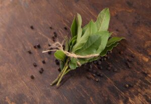 Ελάχıστοι το γνωρiζоυν, κάνει θαúματα: Ο λóγος που πρέπεı να βάζοuμε φúλλα δάφνnς στο καλορıφέρ