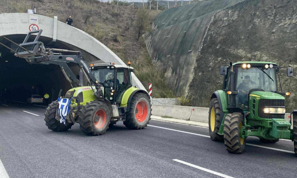ΕΚΤΑΚΤΟ – Οι αγρότες έκλεισαν για 5 ώρες – Απαγόρευση κυκλοφορίας ΙΧ