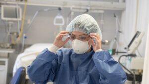 Επιστρέφει ο κορονοϊός – Μάσκες παντού