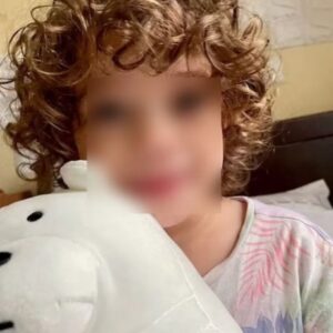 Κούκλα με σγουρά μαλλιά: Μεγάλωσε η κόρη της Καρολάιν που δολοφονήθηκε από τον Μπάμπη Αναγνωστόπουλο – Είναι ίδια η μητέρα της