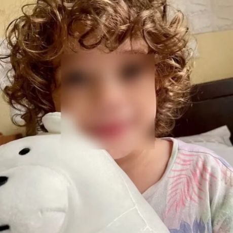 Κούκλα με σγουρά μαλλιά: Μεγάλωσε η κόρη της Καρολάιν που δολοφονήθηκε από τον Μπάμπη Αναγνωστόπουλο – Είναι ίδια η μητέρα της