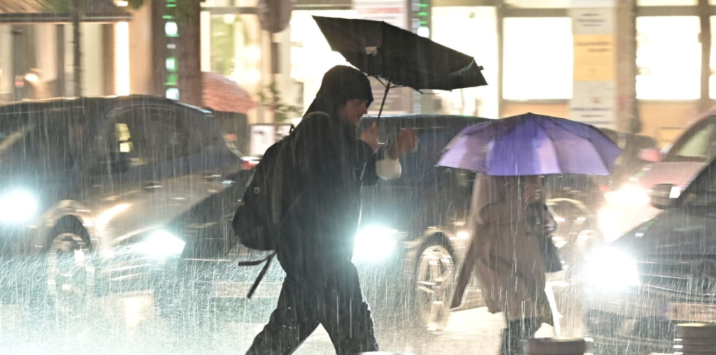 Κακοκαιρία Byron: Νεροποντή στην Αττική – Πλημμύρες και κλειστοί δρόμοι