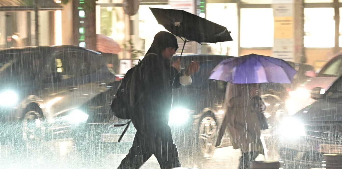 Κακοκαιρία Byron: Νεροποντή στην Αττική – Πλημμύρες και κλειστοί δρόμοι