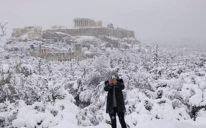 ΧΙΟΝΙΖΕΙ ΣΤΗΝ ΑΘΗΝΑ: ΕΚΤΑΚΤΗ ΔΙΑΚΟΠΗ ΚΥΚΛΟΦΟΡΙΑΣ ΛΟΓΩ ΧΙΟΝΟΠΤΩΣΗΣ – ΔΕΙΤΕ ΠΟΥ