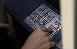 “Ανατροπή” στα ΑΤΜ με μετρητά χωρίς κάρτα -Πώς γίνονται οι αναλήψεις