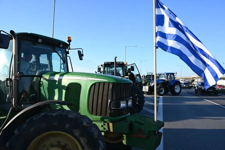 Τι αποφάσισαν οι αγρότες στη Νίκαια: Κλείνουν αύριο τις σήραγγες των Τεμπών για τα φορτηγά