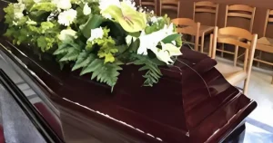 Τραγωδία σε κηδεία: Πατέρας πέθανε ενώ κουβαλούσε το φέρετρο του γιου του