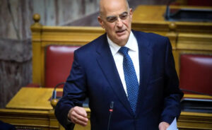 Χαμός στη Βουλή: Έκτακτo για Νίκο Δένδια