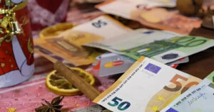 Χριστουγεννιάτικο «δώρο» στους συνταξιούχους: Τετραπλή ενίσχυση για 2,5 εκατ.