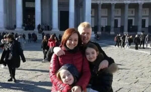 Χριστουγεννιάτικο ρεβεγιόν κατέληξε σε τραγωδία: Μητέρα και κόρη πέθαναν από τροφική δηλητηρίαση, χαροπαλεύει ο πατέρας