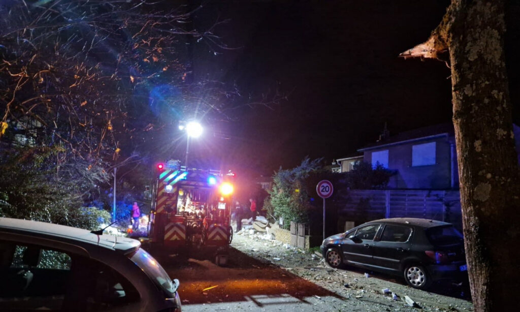 Ανείπωτη τραγωδία : Δύο παιδιά, τριών και πέντε ετών, νεκρά από έκρηξη σε πολυκατοικία