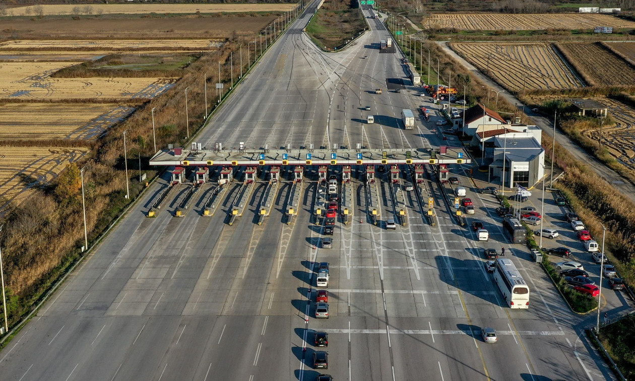 ΕΚΤΑΚΤΟ ΤΩΡΑ Αγρότες έκλεισαν την Εθνική Οδό