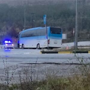 Εξετράπη λεωφορείο με 40 εργαζομένους της ΔΕΗ στην Πτολεμαΐδα, νεκρός ο οδηγός μετά από ανακοπή