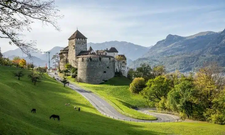 Η πλουσιότερη χώρα στην Ευρώπη ζητάει εργαζόμενους: Οι μισθοί φτάνουν και τις 8.000 ευρώ