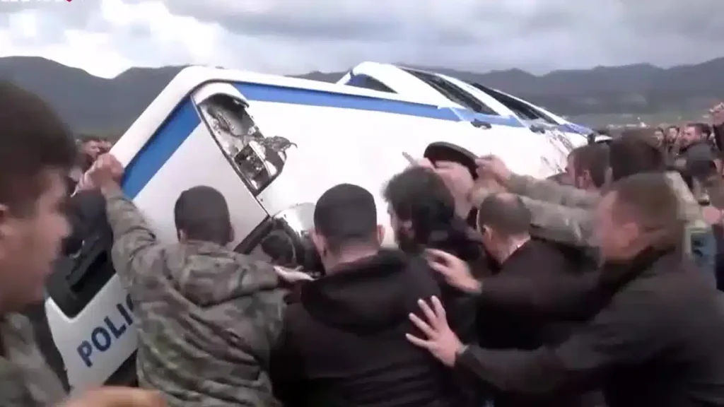 Επεισόδια με αγρότες σε Χανιά και Ηράκλειο – Αναποδογύρισαν περιπολικό