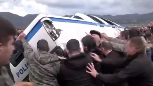 Επεισόδια με αγρότες σε Χανιά και Ηράκλειο – Αναποδογύρισαν περιπολικό