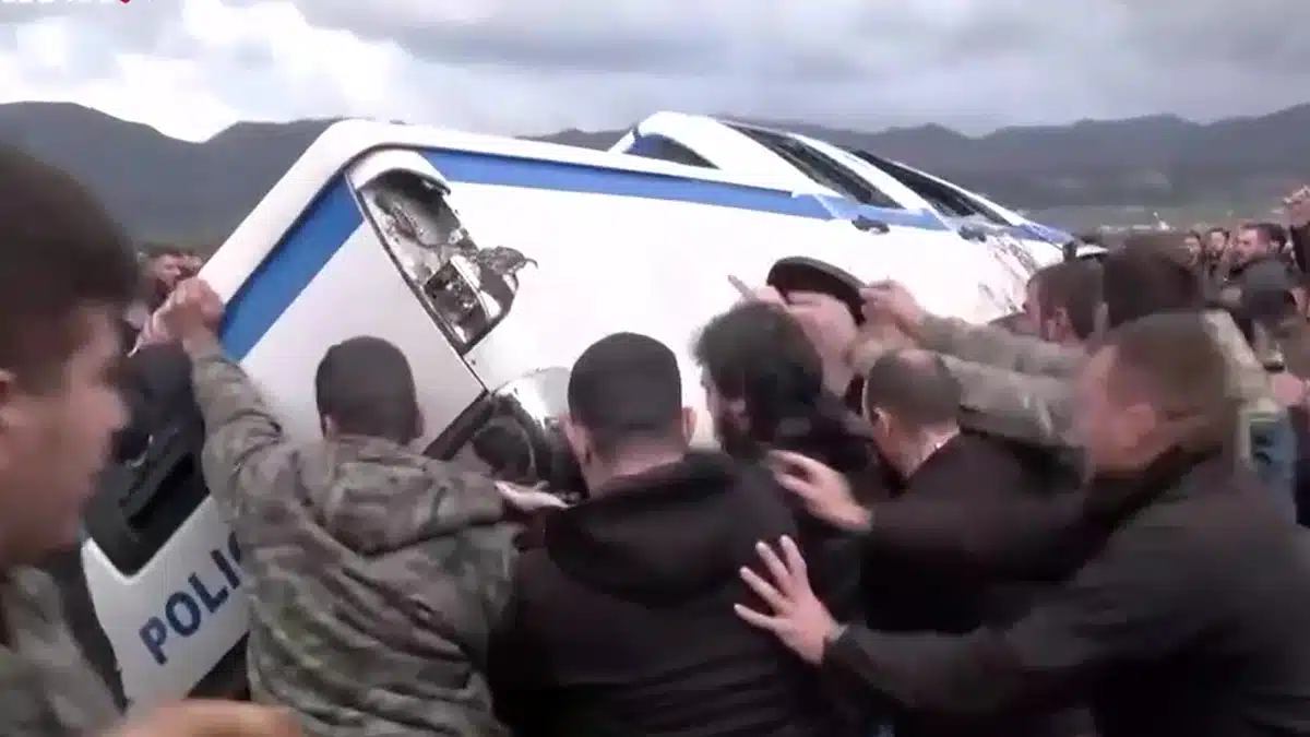 Επεισόδια με αγρότες σε Χανιά και Ηράκλειο – Αναποδογύρισαν περιπολικό