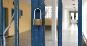 Κλειστά σχολεία και τριήμερο ξεκούρασης για τους μαθητές: Η λίστα