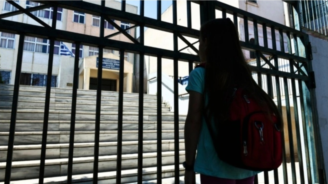«Πανικός» σε πασίγνωστη μεγάλη πόλη της Ελλάδας: 30 Kpoύσματα σε μαθητές, κλείνουν σχολεία, ο σοκαριστικός απολογισμός του loύ