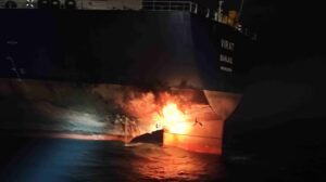 ΠΑΝΙΚΟΣ ΤΩΡΑ ΣΤΗ ΘΑΛΑΣΣΑ ΕΓΙΝΕ ΔΙΠΛΗ ΕΠΙΘΕΣΗ ΑΠΟ ΤΟΥΣ