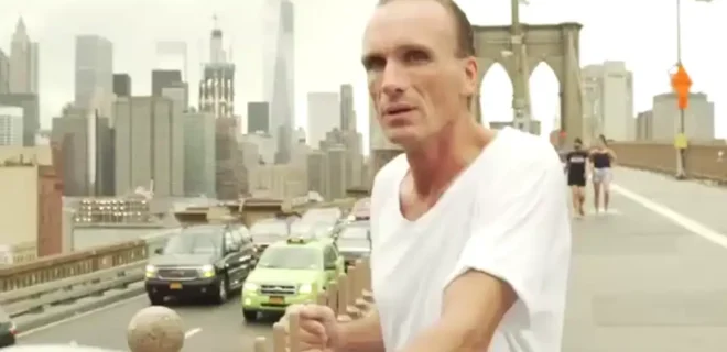 ΒΡΕΘΗΚΕ ΝΕΚΡΟΣ ΣΤΟ ΔΙΑΜΕΡΙΣΜΑ ΤΟΥ Ο ΠΑΣΙΓΝΩΣΤΟΣ ΗΘΟΠΟΙΟΣ – ΣΕ ΣΟΚ ΟΙ ΣΥΝΑΔΕΛΦΟΙ ΤΟΥ