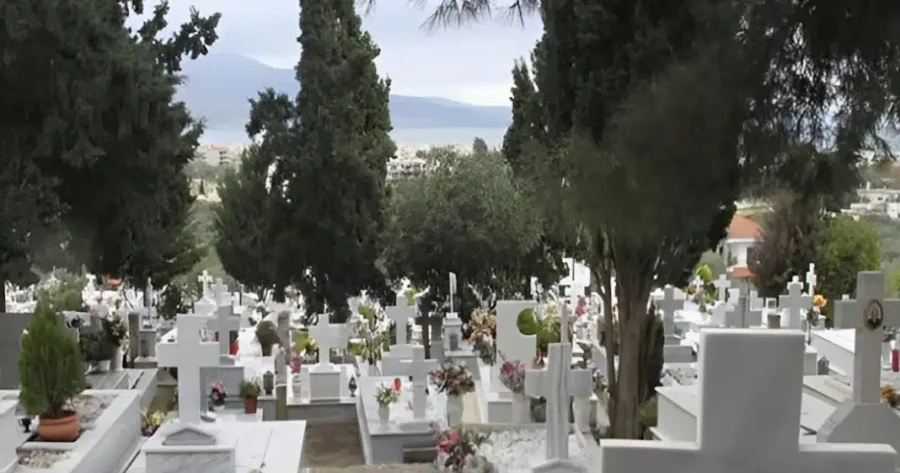 Σοκ στο νεκροταφείο Καλαμαριάς – Πήγε να κάνει εκταφή τον πατέρα του και είδε να τον μεταφέρουν τυλιγμένο σε σεντόνι μέσα σε…