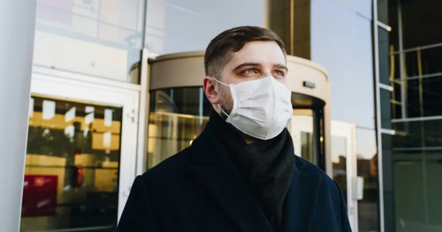 «Σούπερ γρίπη» σαρώνει την Ελλάδα: Τα συμπτώματα – Φουλ για Χριστούγεννα με μάσκες