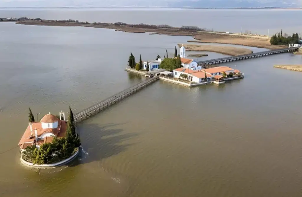 Πλωτό όνειρο: Το ωραιότερο μοναστήρι της Ελλάδας βρίσκεται πάνω σε νησάκια που ενώνονται με γέφυρα